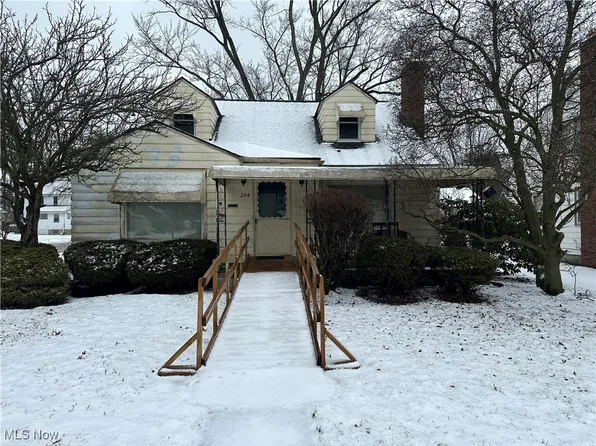 204 Wychwood Ln, Youngstown, OH 44512