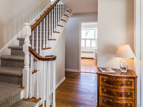 3rd image of 3 Red Oak Ln