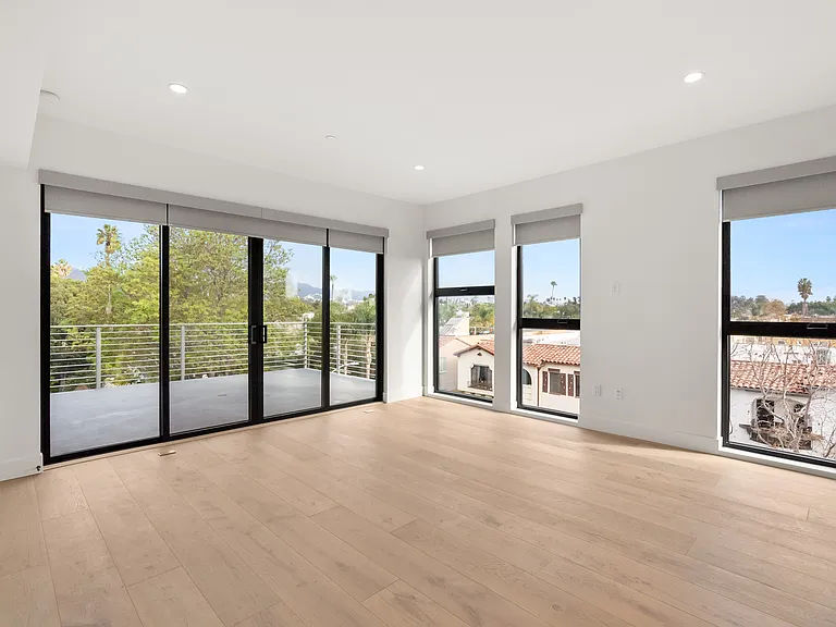 453 N Stanley Ave — Photo 5