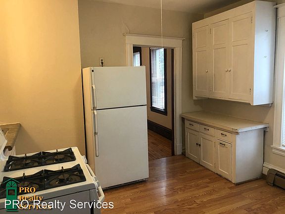 4th image of 262 Irving Ave N #1