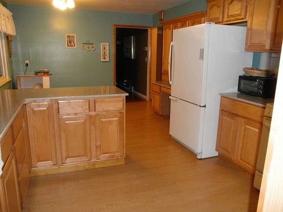 3rd image of 7667 W 130th St