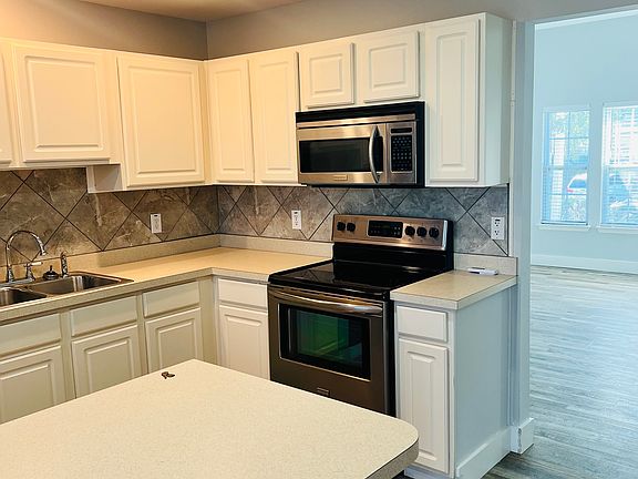 Open floor plan, eat in kitchen