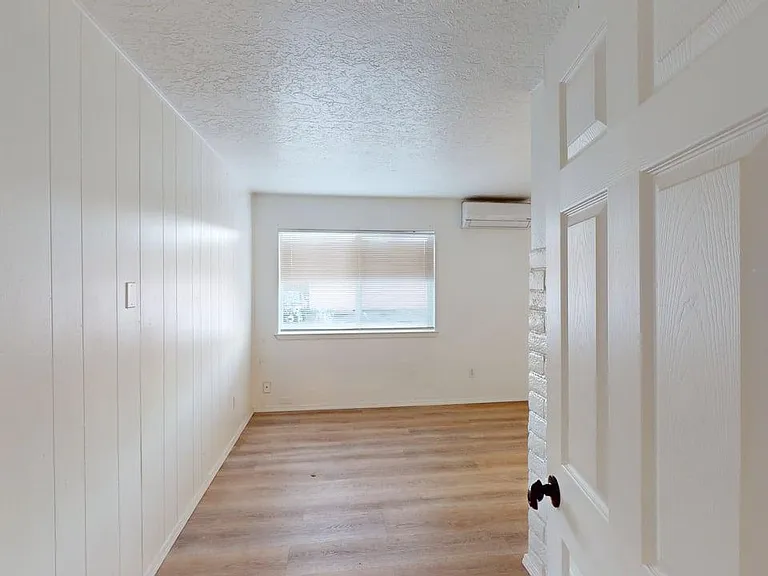 Updated and Very Private 1 Bedroom Apt with a Yard — Photo 9
