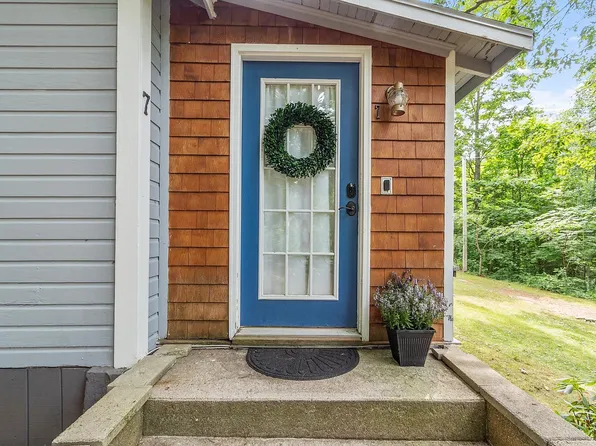 7 Beaver Lake Road, Derry, NH 03038