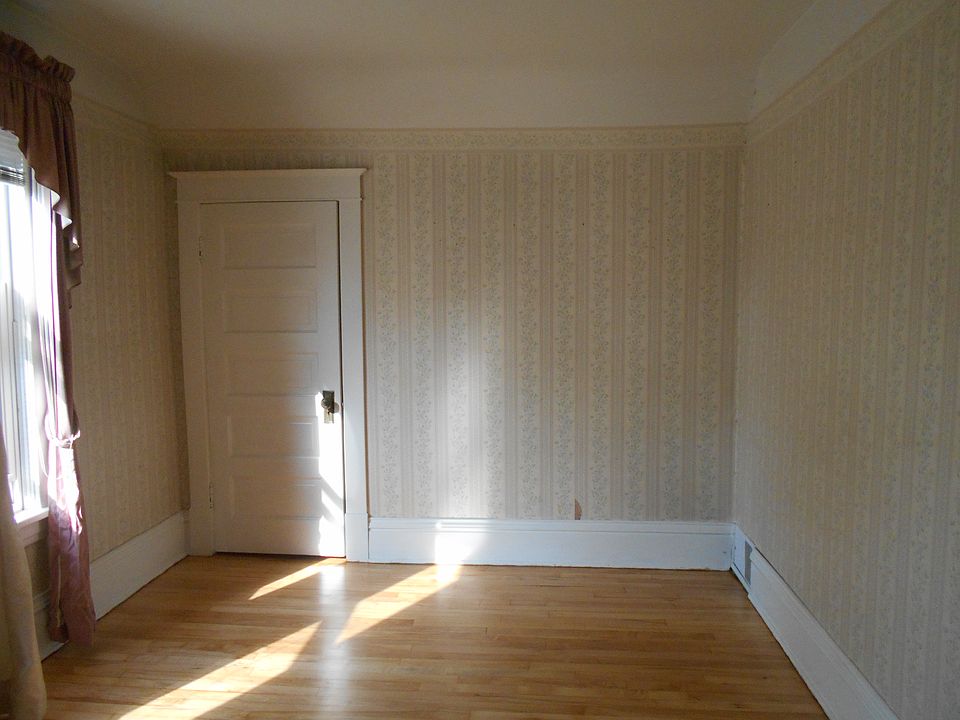 1st image of 935 Central Ave W
