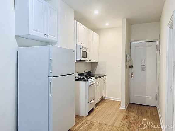 3rd image of 306 W 18th St APT 4D