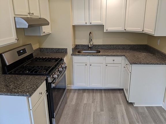 3rd image of 216 Glen St #A