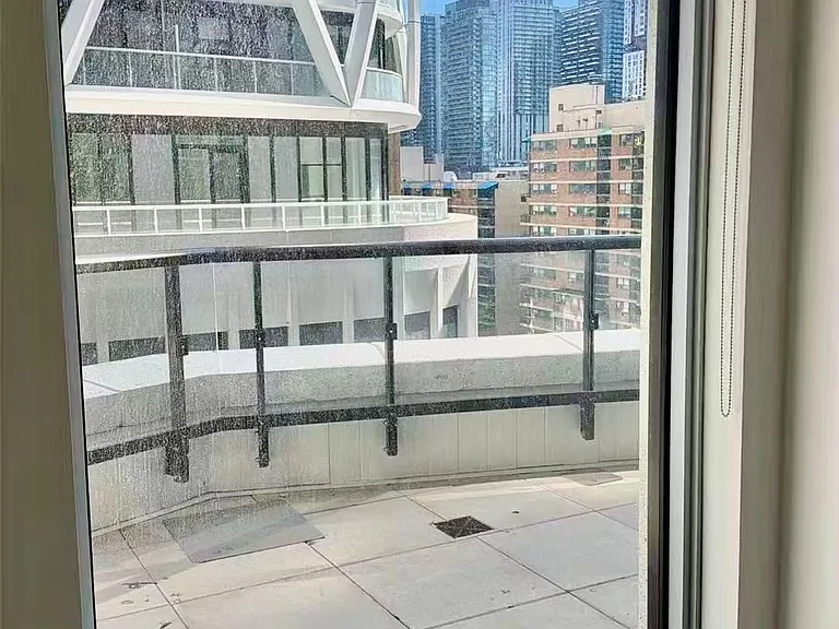 238 Simcoe St — Photo 9