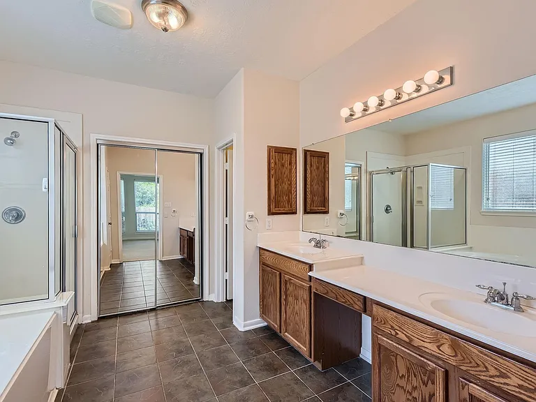 1907 Silver Brook Ln — Photo 16