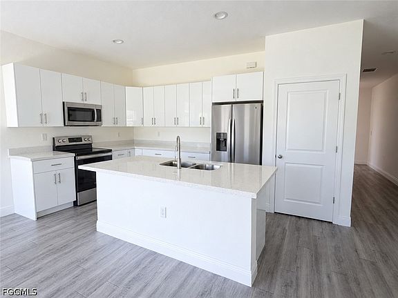 2nd image of 6034 Acorn Cir