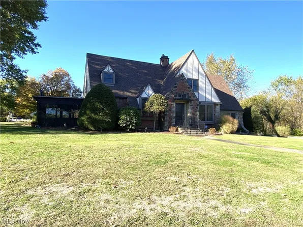 1367 N Market St, East Palestine, OH 44413