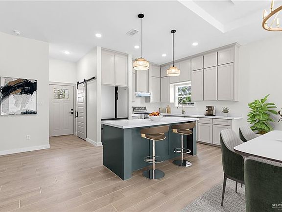 4th image of 601 W Falcon Ave