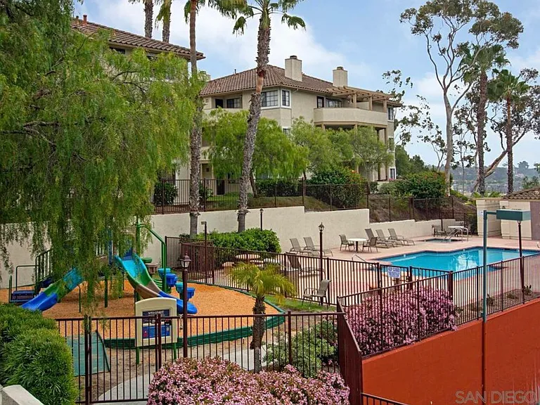 Pool & jacuzzi 2, playground