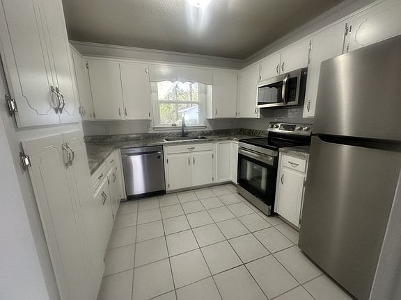 3rd image of 802 Circleview Dr