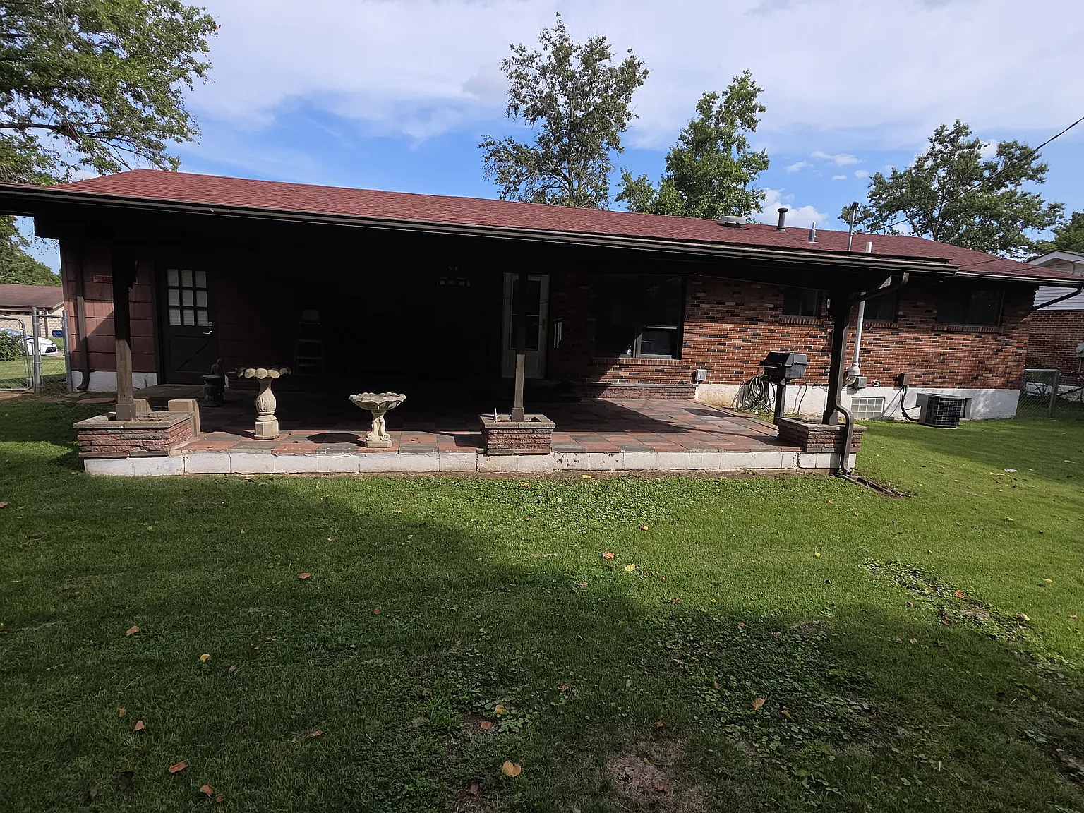 3 bed, 1.5 bath, 1900 sqft, $2,500 — Photo 2