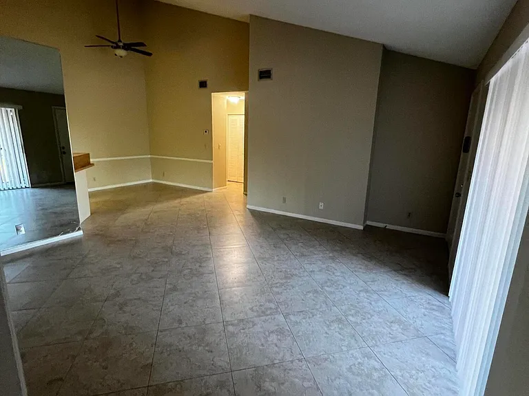 4215 S 57th Ave #E — Photo 2