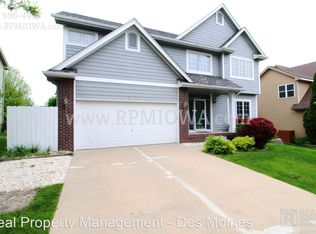 8319 Barnham Dr, Johnston, IA 50131