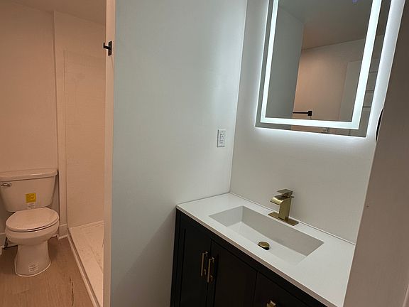 4th image of 1126 W Jefferson Blvd #3