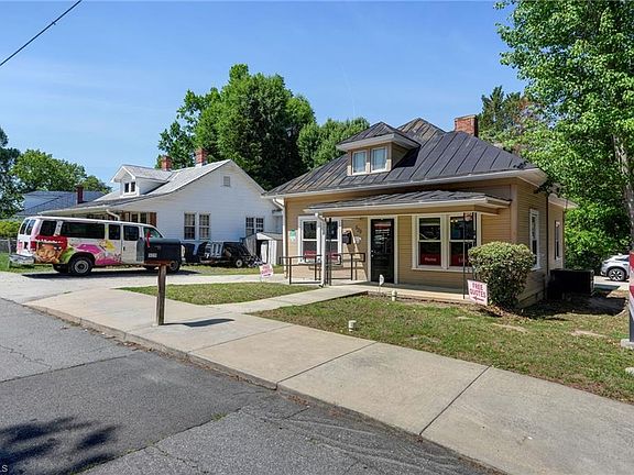 2nd image of 529 Boyd St