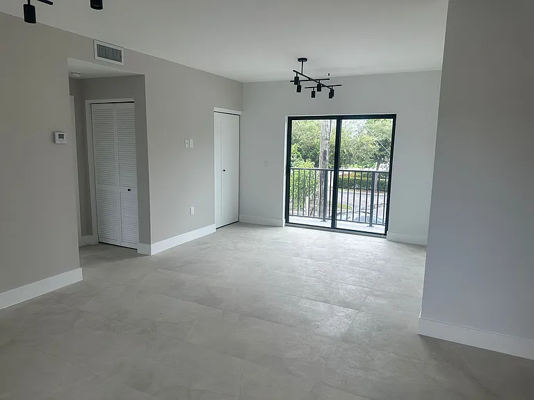5423 NE Miami Ct #2 — Photo 6