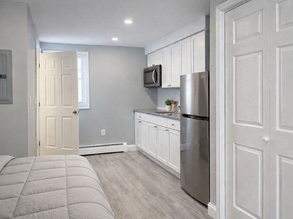 2nd image of 43 Rockingham Rd #215