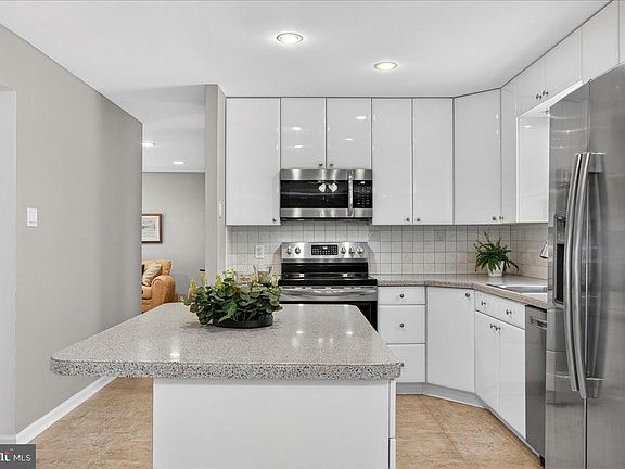 5th image of 701 Bridgeview Rd