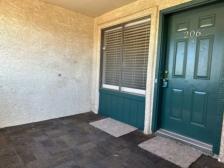 217 E Washington Ave — Photo 3