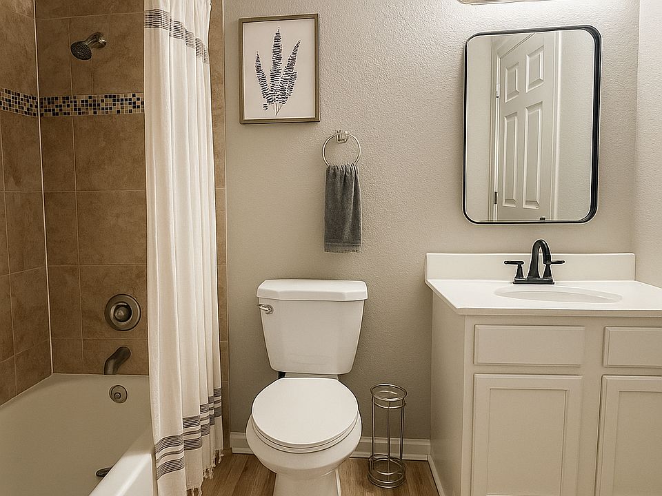 Second bathroom with tub