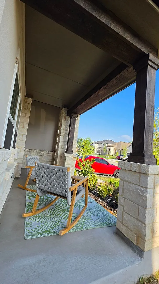 1513 Larson Ln — Photo 4
