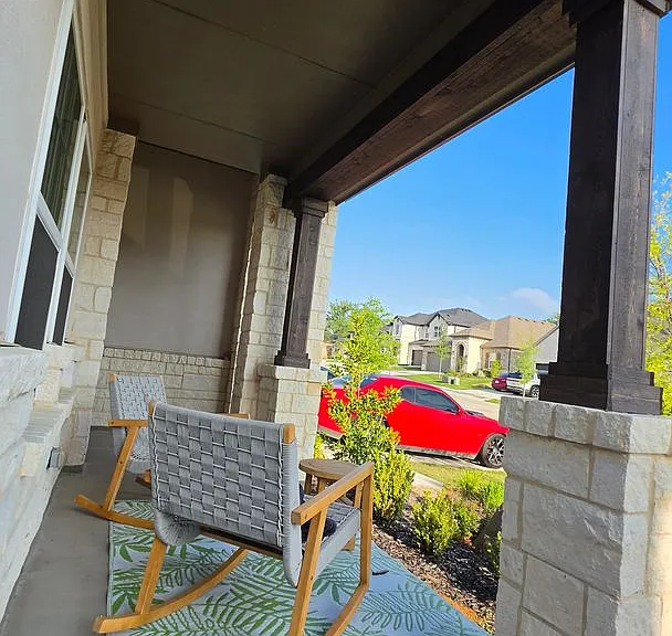 1513 Larson Ln — Photo 4