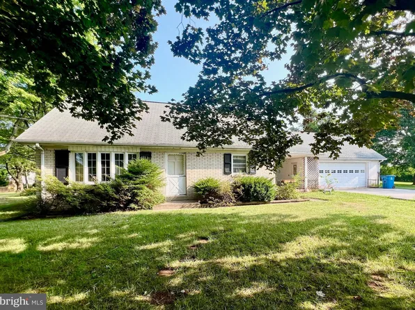 11 Memories Ln, Abbottstown, PA 17301