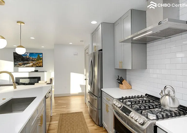 6083 S Sycamore St — Photo 4