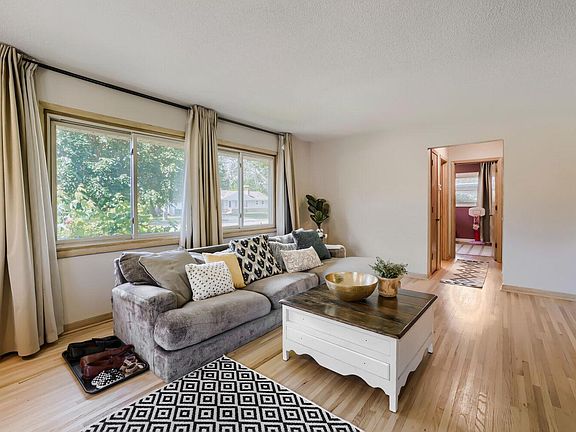 2nd image of 3718 Commodore Dr