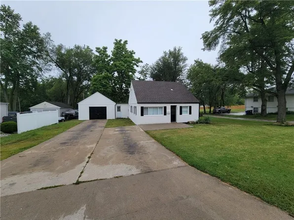 604 NE Douglas St, Lees Summit, MO 64063