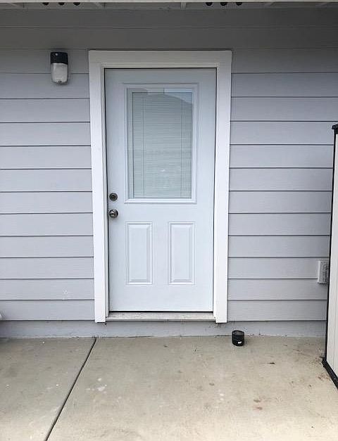 1st image of 643 1/2 E Flora St