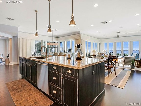 4th image of 1455 SE Riverside Dr