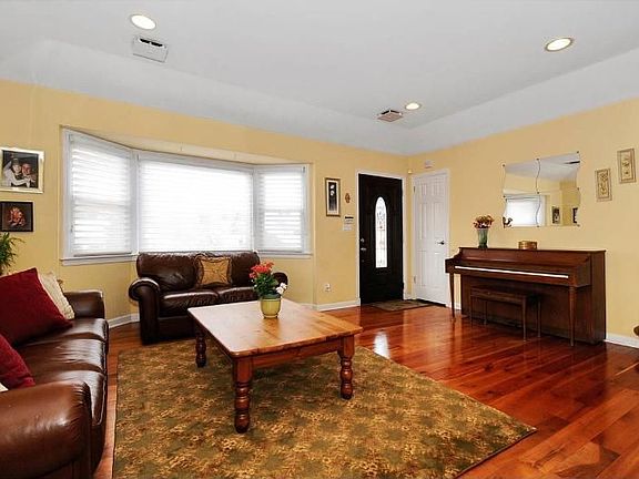 3rd image of 26 Kathleen Dr E