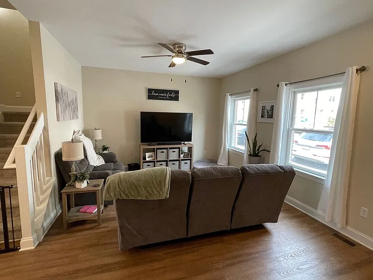 2223 Deyerle Ave — Photo 2
