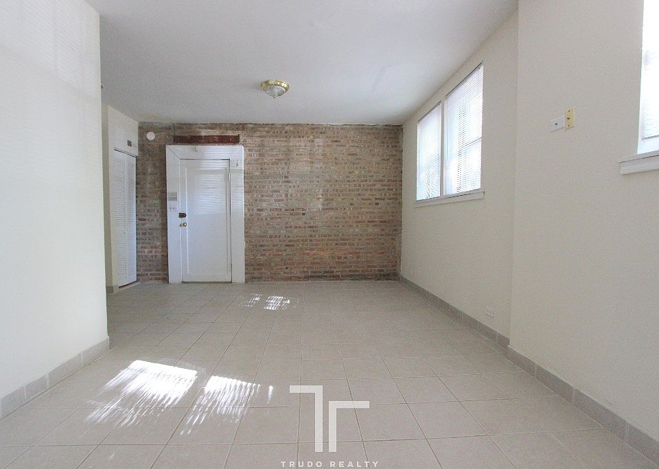 1st image of 1200 W Wellington Ave #1202GDN