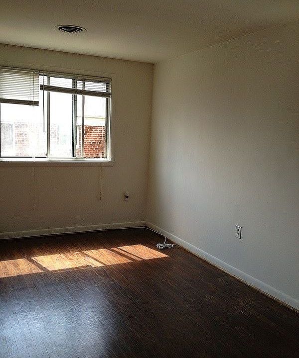 2nd image of 405 Montrose Ave