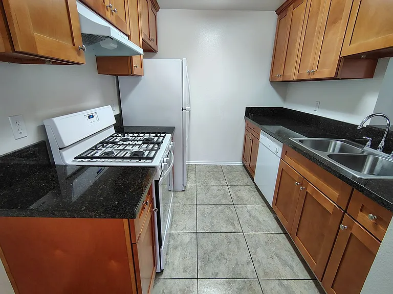 320 W Maple St — Photo 6