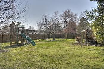 5th image of 201 Pebble Glen Dr