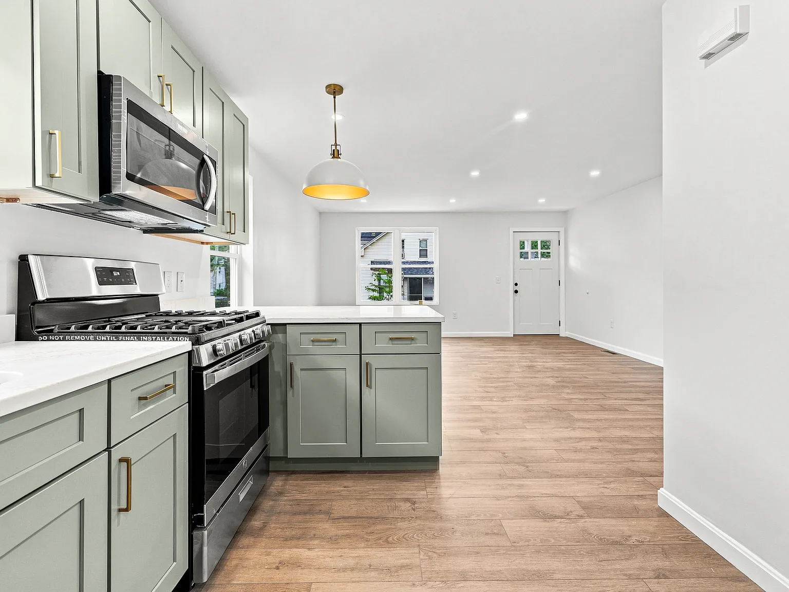 3 bed, 1100 sqft, $2,500 — Photo 3