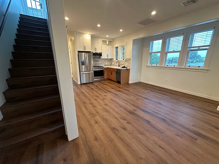 323 E Micheltorena St — Photo 6