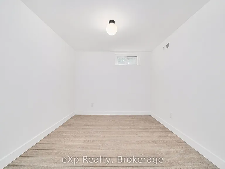 111 Riverside Dr N — Photo 27