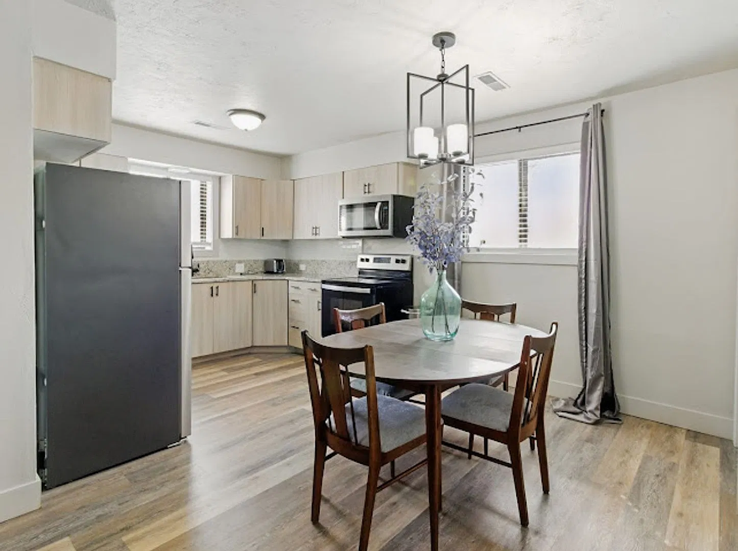 Oxford Apartments — Photo 2