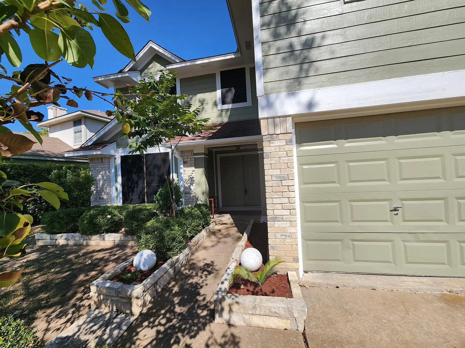 4 bed, 2.5 bath, 1741 sqft, $2,400 — Photo 2