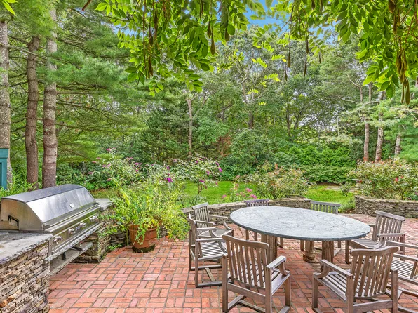 https://photos.zillowstatic.com/fp/89fda341e00e2576dd513c17cdfdd233-p_e.webp