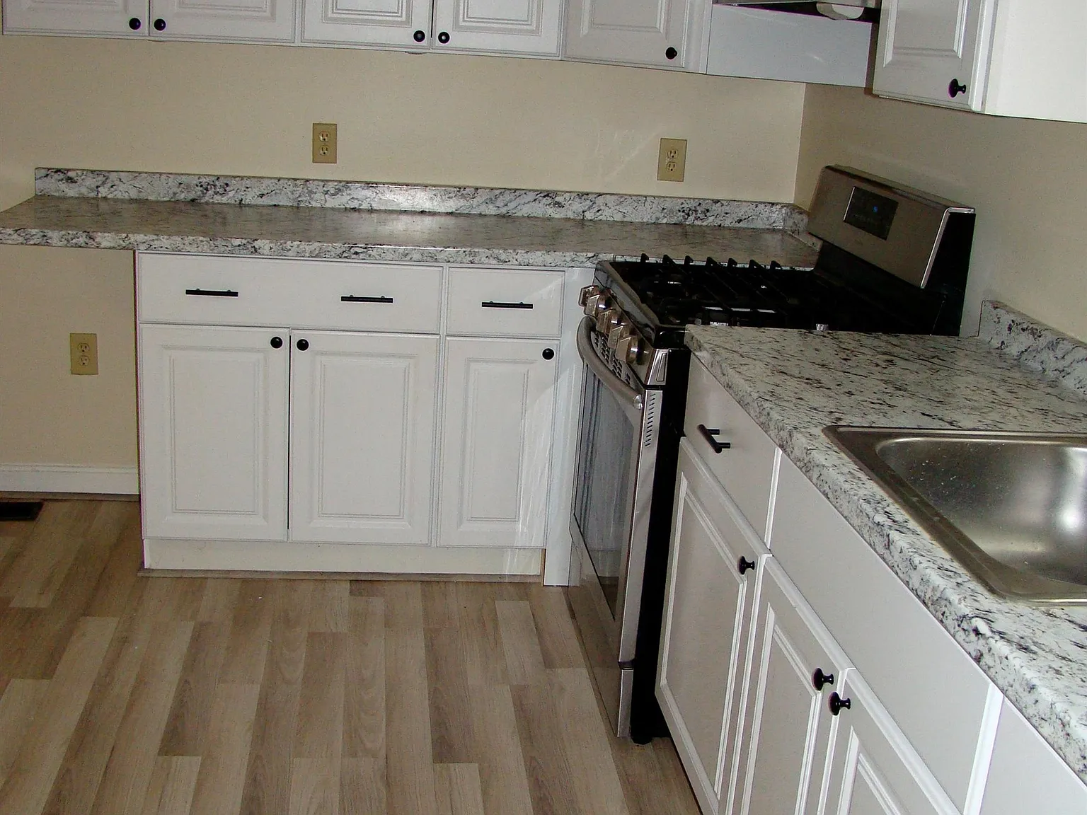 3 bed, 1.0 bath, 1151 sqft, $2,600 — Photo 3