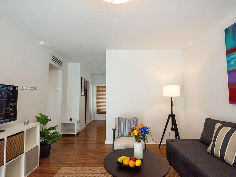 1150 Euclid Ave #205 — Photo 2